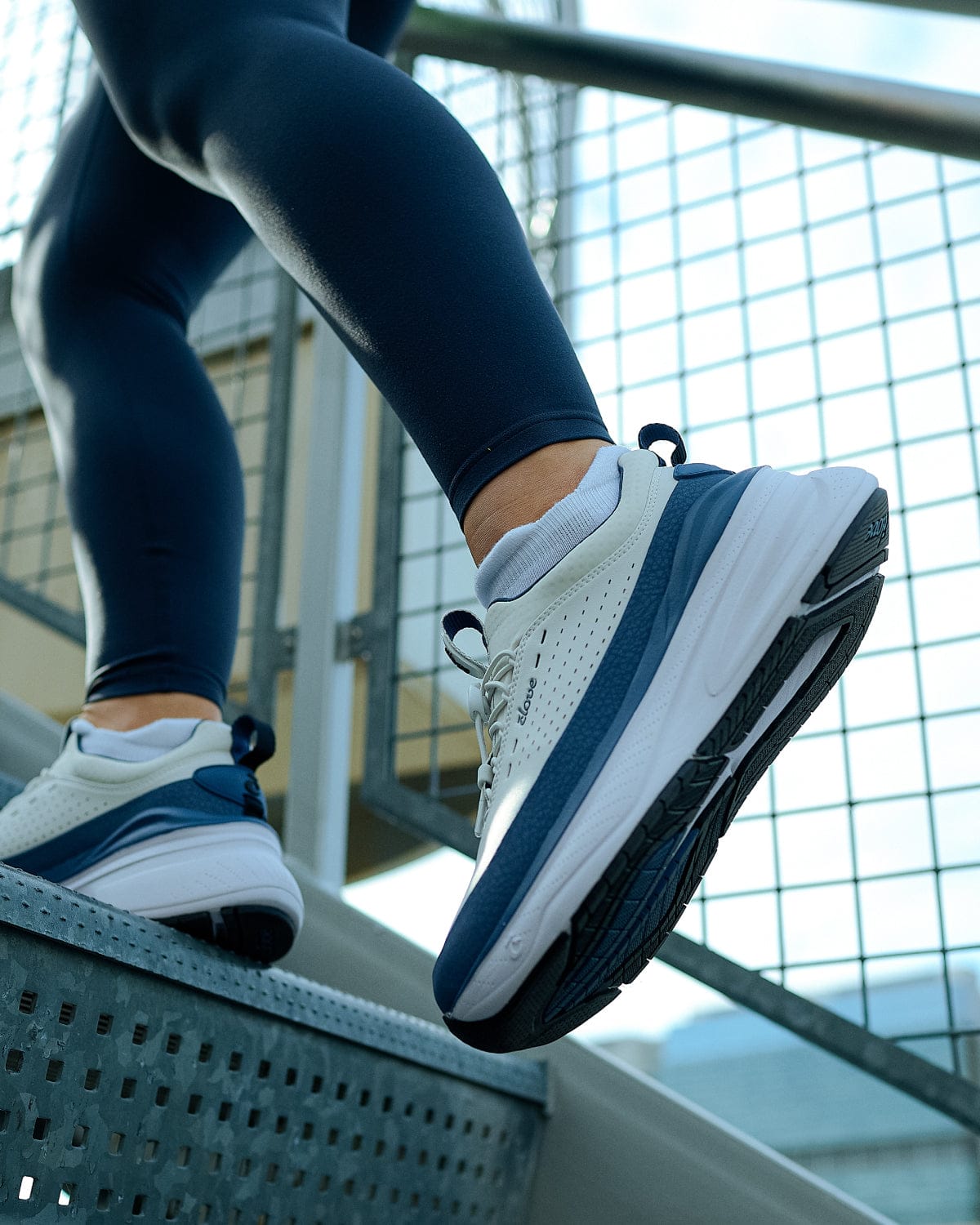 Waarom antislip zo belangrijk is in de zorgsneaker.