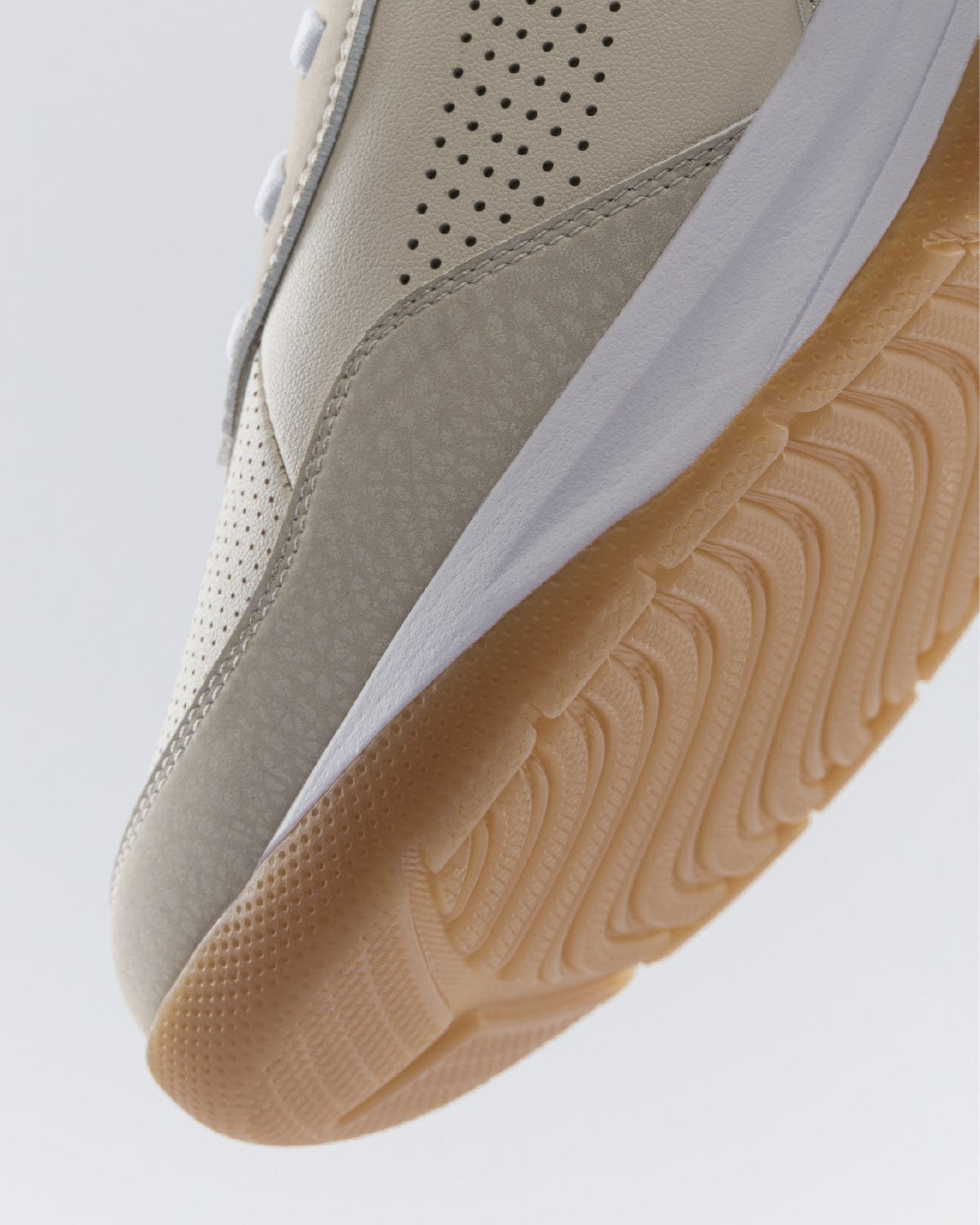 CloveStrada-Sand-White-Gum08women_Profile_Grip_Clarino_Material