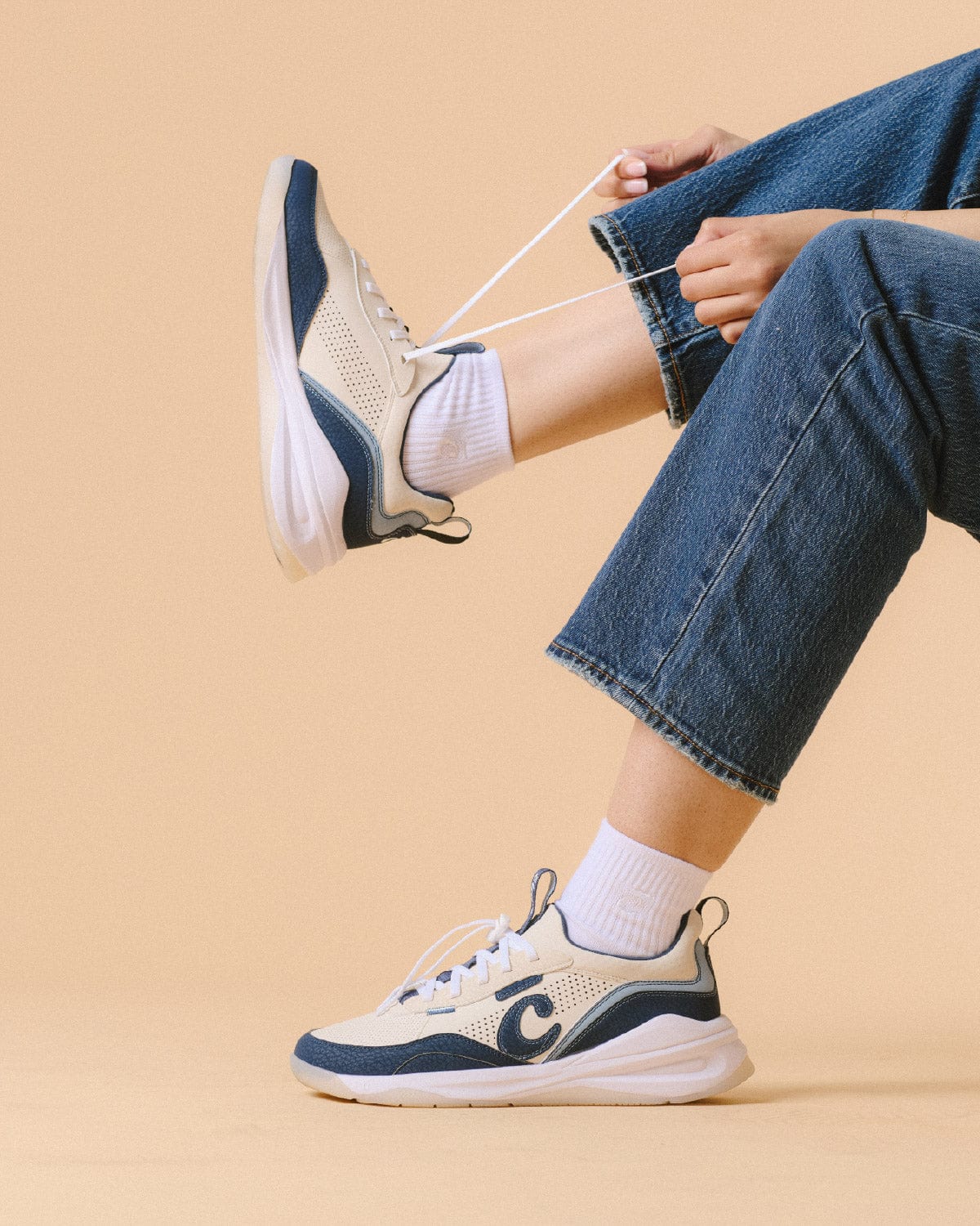 CloveStrada-Sand_Navy07women_Model_Laces_Wearing_Comfy_Side_View
