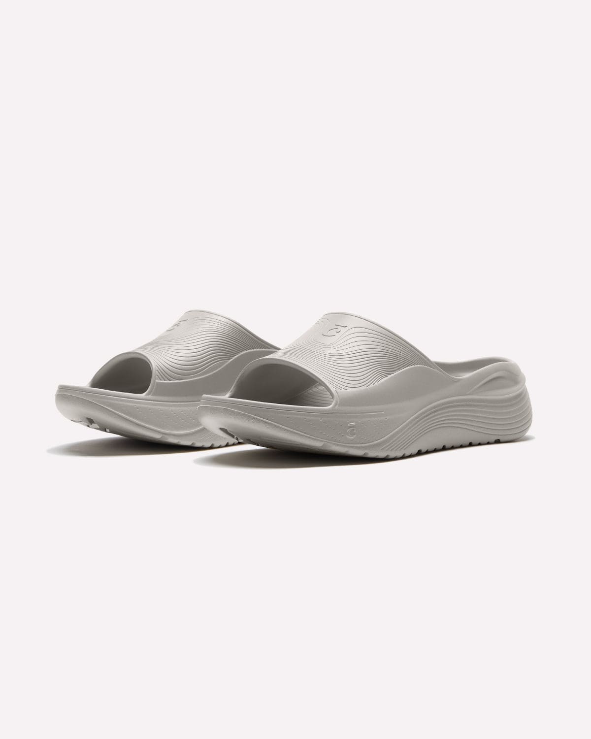 sc-recovery-slide-stone-white_Model_Yellowish_Background_Comfortable