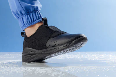 Lichaamsvloeistoffen & Hygiëne: Hoe houd je je zorgsneakers bacterievrij?
