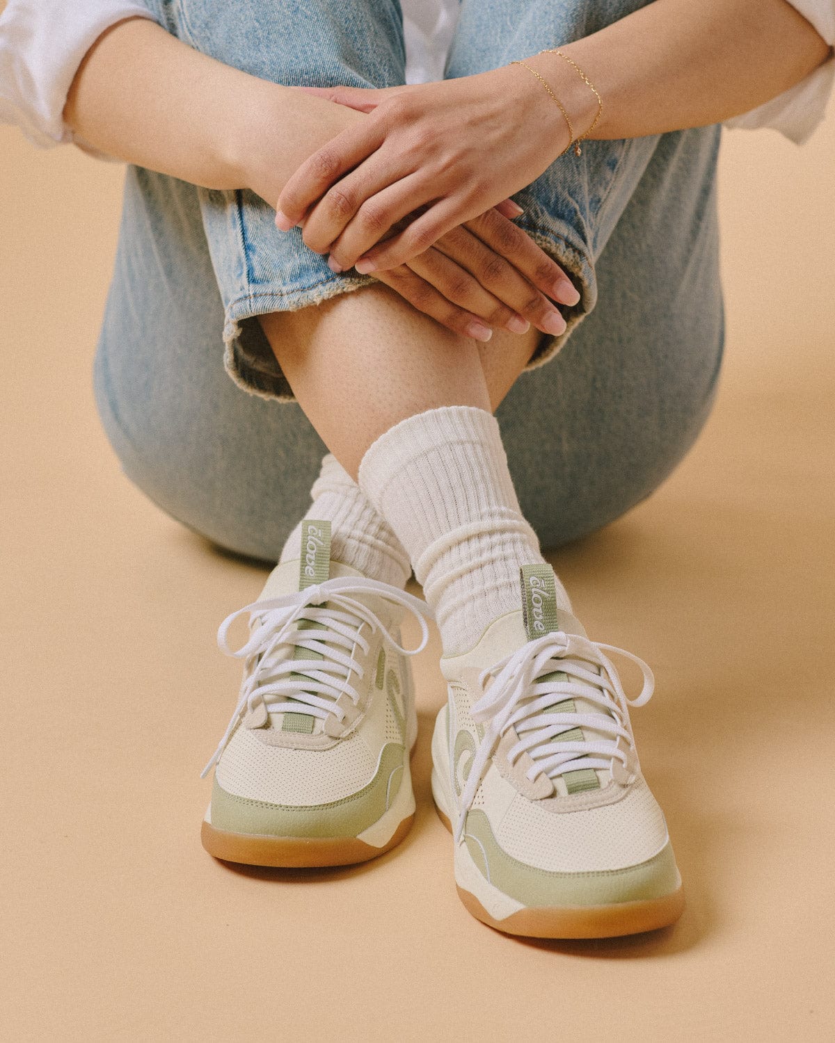 Clove-Strada_Sage_Gum06women_Model_Front_View_Comfy_Wearing_Action_Shot