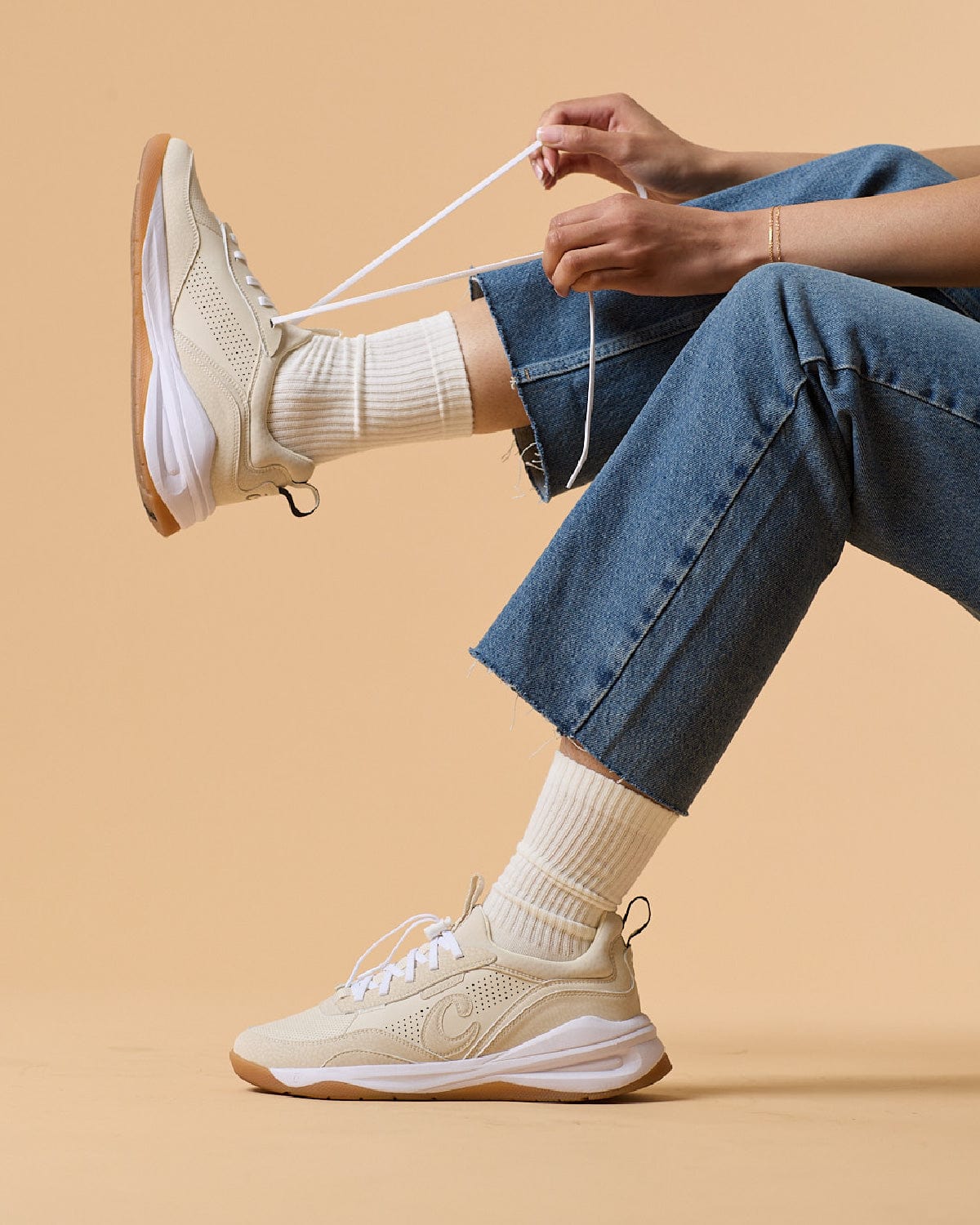CloveStrada-Sand-White-Gum07women_Model_Laces_Wearing_Socks_Comfy