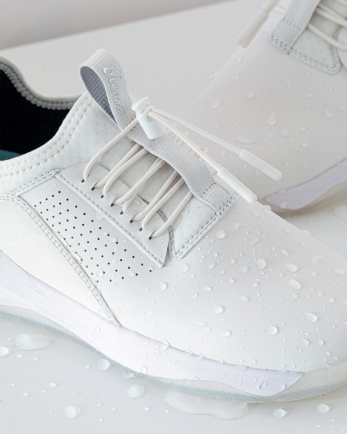 classic-brilliant-white_Waterproof_Waterdrops_Action_Shot_Clarino_Material